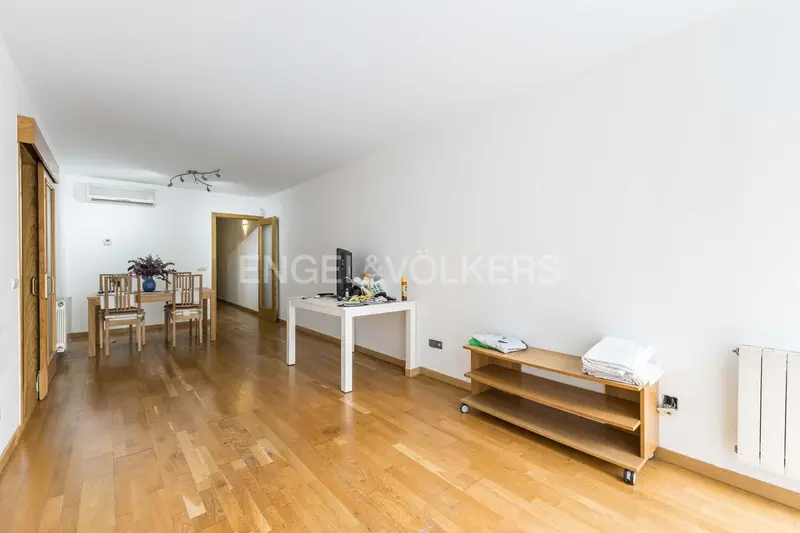 Apartamento en venta en Barcelona: 3 habitaciones, 2 baños y piscina
