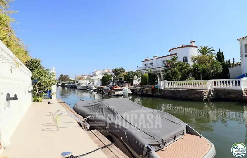 Chalet en Empuriabrava con 3 Viviendas Independientes y Amarre