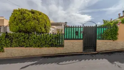 Chalet en venta en La Zubia con piscina y amplio jardín