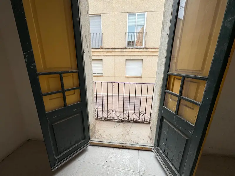 Casa Adosada en venta. Oportunidad! Casa tipo inglesa para rehabilitar integralmente, ubicada en pleno centro de Sabadell. A unos pasos de la Rambla.
