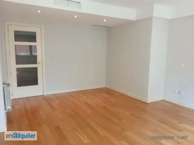 Amplia vivienda familiar en Pinar de Chamartín con garaje y piscina