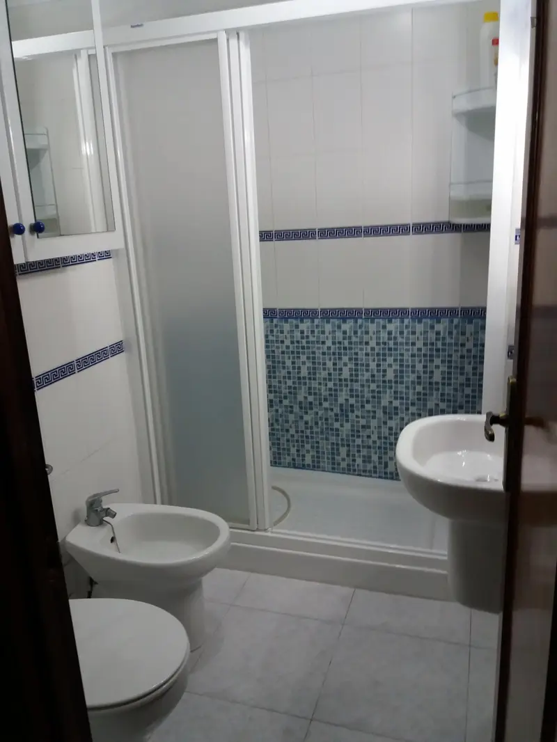 Habitacion individual con balcon en piso compartido