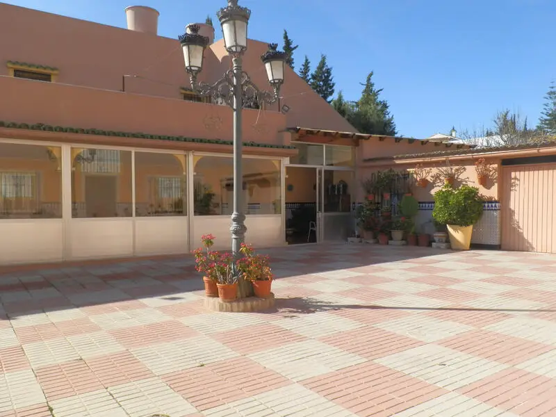 Restaurante con Apartamento de 4 Dormitorios en Venta