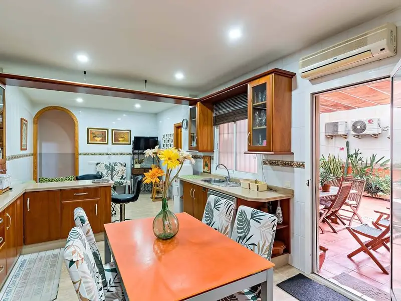 Venta Piso Amplio en Almería con Patio, Barbacoa y Piscina