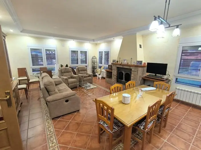 Villa 5 Dormitorios Yecla: Moderna, Piscina, Jardín 5600m2