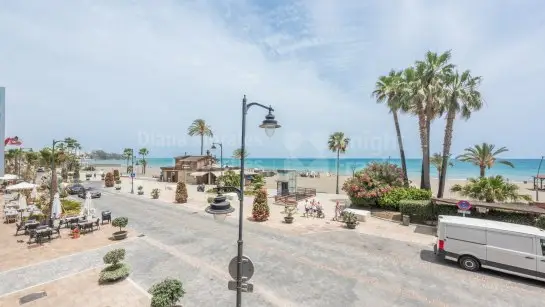 Estepona, Apartamento en primera línea de playa con vistas al mar