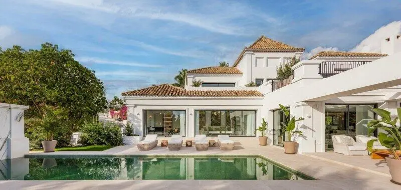 Villa de Lujo en Marbella: Moderna y Clásica con Vistas Panorámicas
