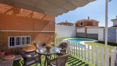 Chalet con 4 Dormitorios 2 Baños Jardin y Piscina