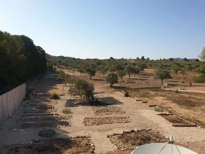 Villa de 2 dormitorios con 16561m2 de terreno en Sax