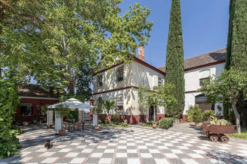 Cortijo en venta en Granada ciudad ideal para familias numerosas y proyectos creativos