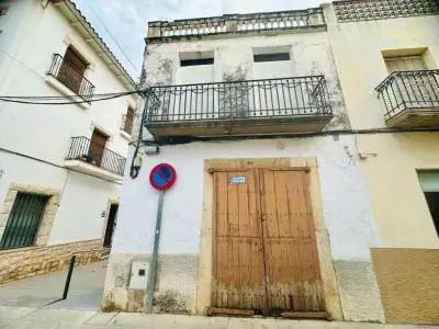 Casa Esquinera para Reformar en Centro Pueblo