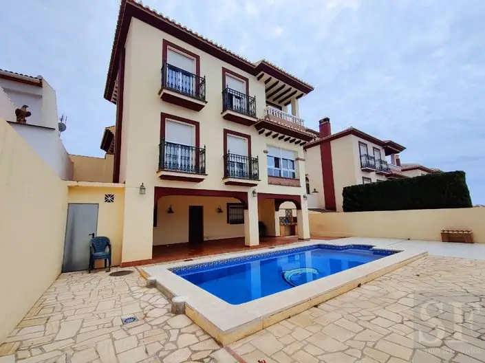 Villa de Lujo en Canillas de Albaida con Vistas Panorámicas
