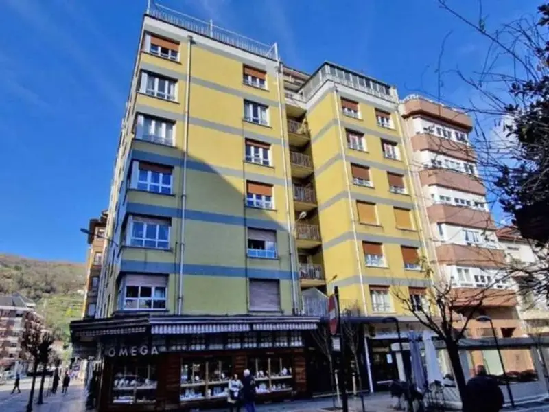 Piso en venta en Mieres centro con 3 dormitorios y patio