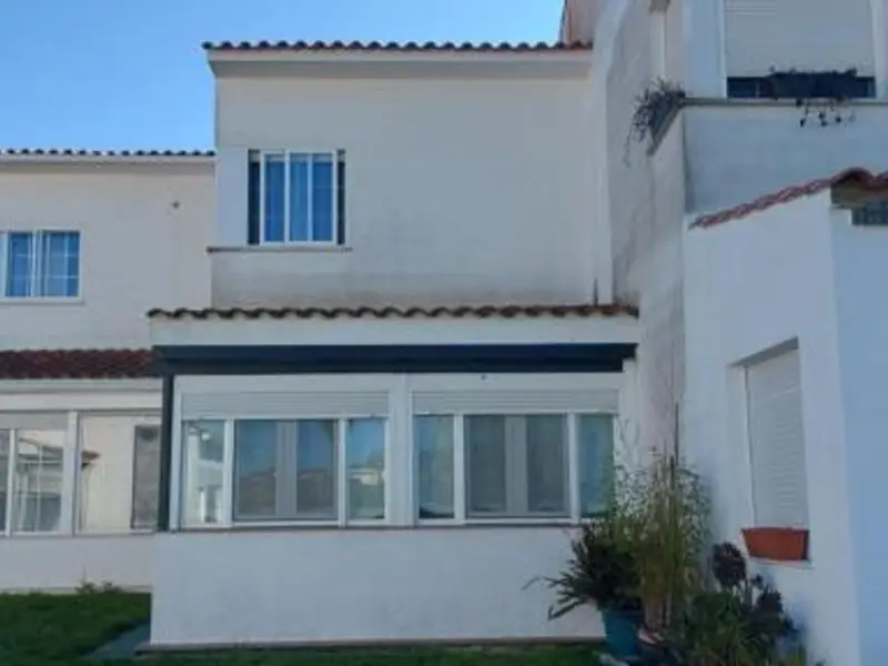 Chalet Reformado en Golf del Guadiana con Domótica y Placas Solares