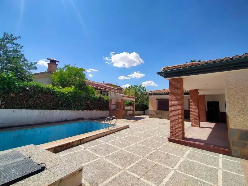 Casa en Planta Baja en Otura Granada 246m2 4 Dormitorios Piscina