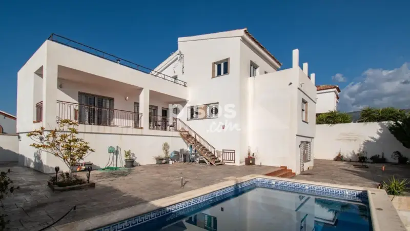 Chalet en La Zubia con Piscina y Energia Solar