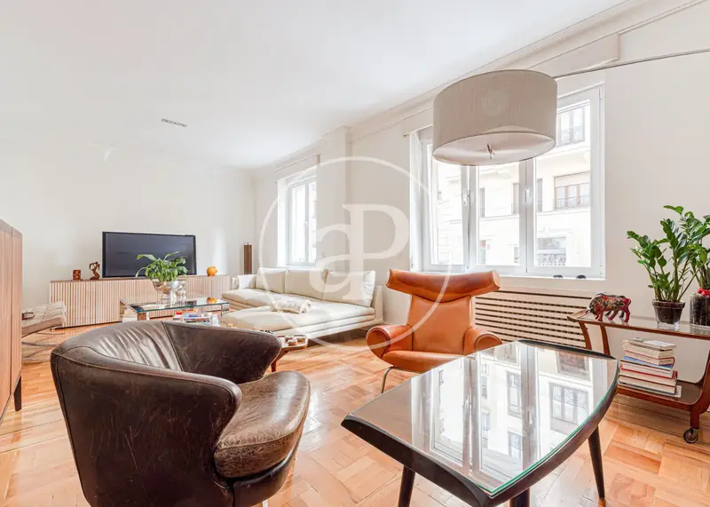 Piso en venta en Jerónimos: Elegancia y confort junto al Retiro