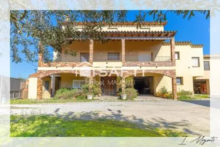 Casa de Pueblo en Ullà con Dos Viviendas y Garajes