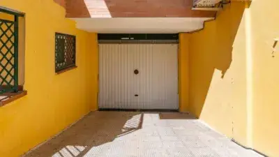 Casa Adosada en Ogíjares: 4 Dormitorios, Patio y Excelente Ubicación