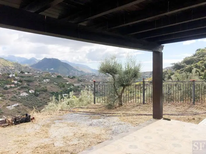 Villa de 3 Dormitorios en Venta: Vistas al Campo y Posibilidad de Piscina