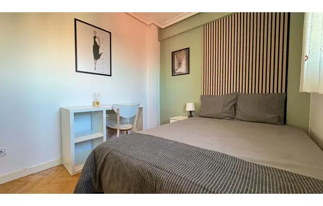 Habitaci	ón amueblada 10m	² en piso compartido 80m	² Madrid