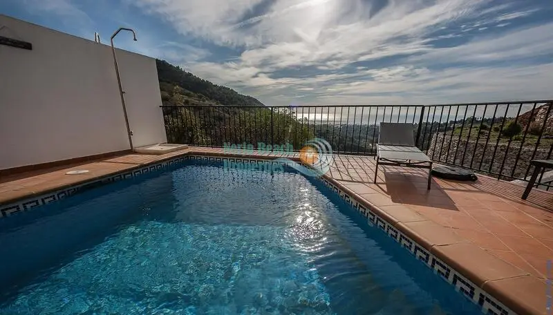 Villa en Frigiliana con 3 dormitorios, piscina y parking