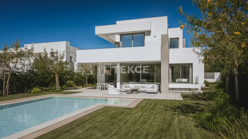 Villas de Lujo en Estepona con Vistas al Golf