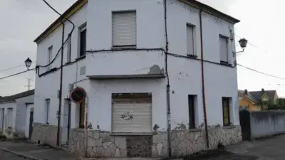 Casa en Venta en Compostilla para Reformar con Terreno