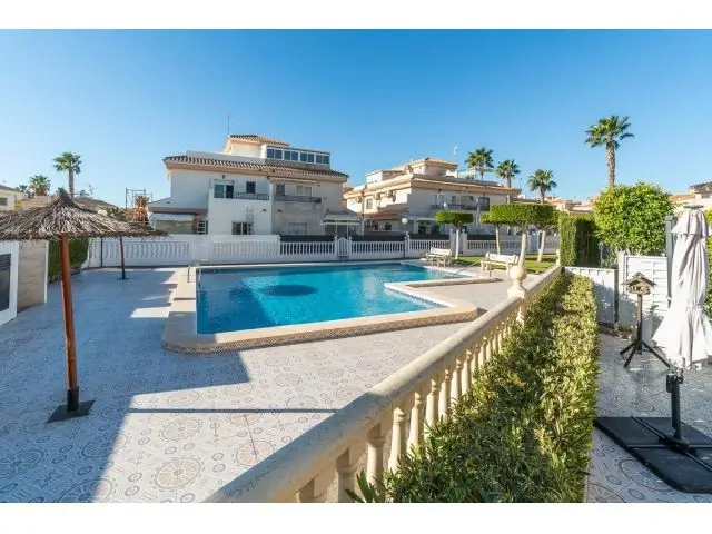 Villa 4 Dormitorios Sotano Garaje Piscina Playa Flamenca