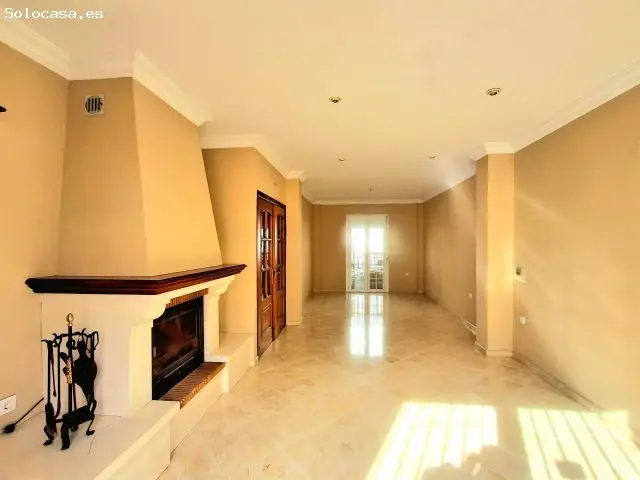 Vivienda en Los Bateles: 4 Dormitorios, 3 Baños, Patio y Chimenea