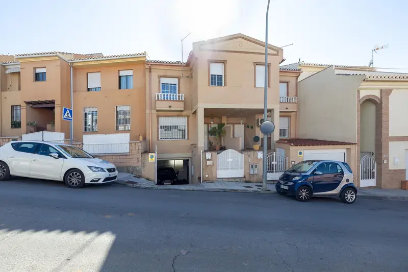 Venta Adosado con patio en Mundo Nuevo, Huetor-Vega - Ref: 13632