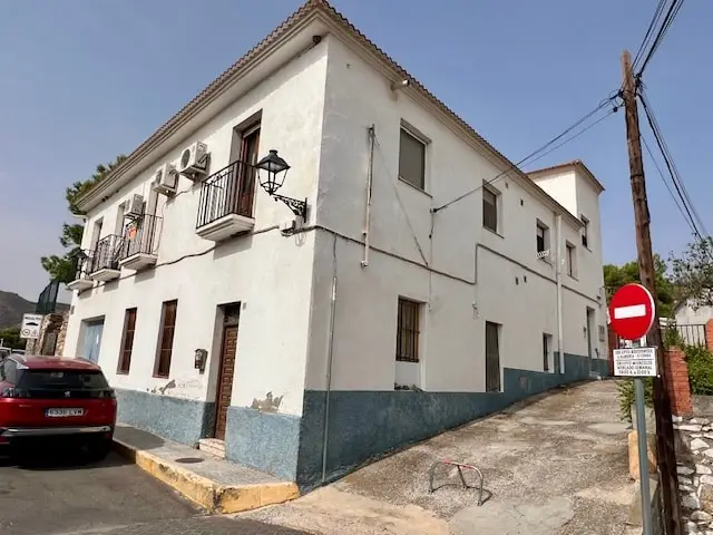 5 Bed Townhouse for sale