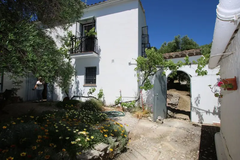 Finca con Cortijo y Piscina en Serrania de Ronda
