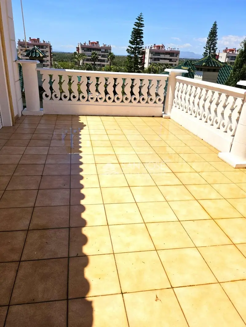 Chalet en Los Arenales del Sol con Piscina Privada y Estudio