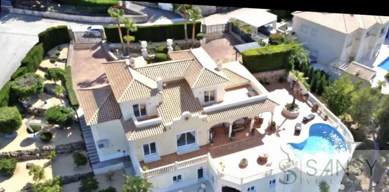 Chalet en La Sella Golf con Piscina y Vistas al Mar