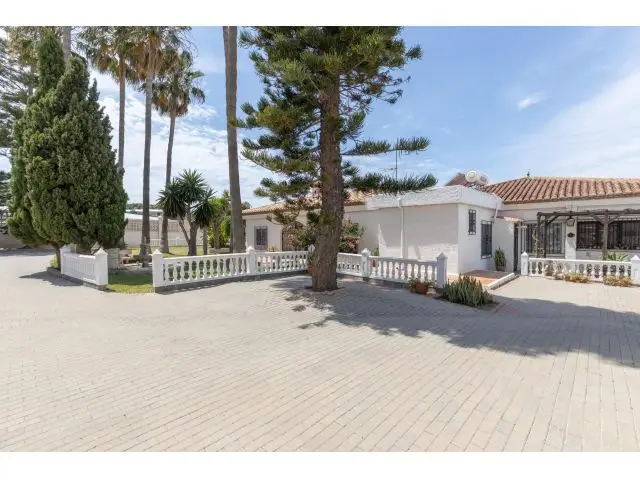 Villa de Lujo con Alberca y Placas Solares en Motril