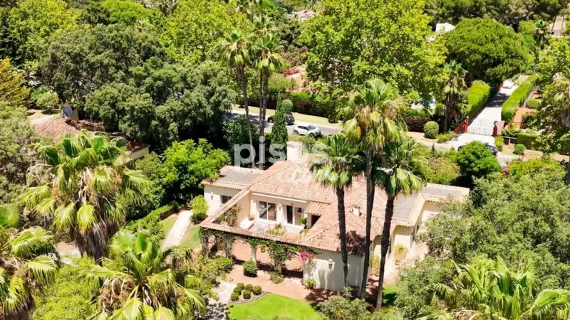 Chalet en Sotogrande Alto: Villa Andaluza con 5 Dormitorios y Jardin Privado