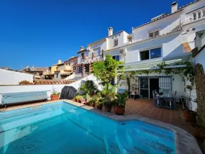 Casa en Nerja con 4 Dormitorios Piscina y Parking Cerca de la Playa