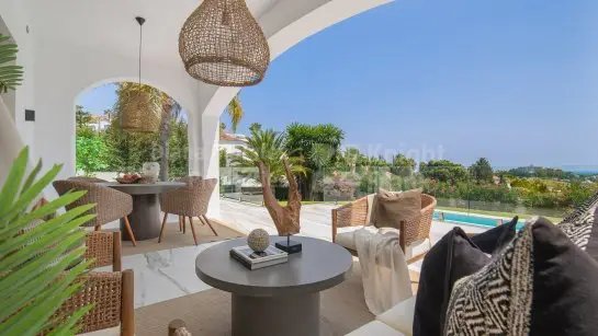 Villa moderna con vistas panorámicas al mar en Paraiso Alto
