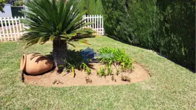 Chalet en Venta en Dos Hermanas con Piscina y Jardin
