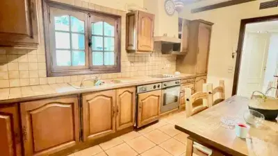 Piso en Venta en Baena: Amplio y Luminoso con Terraza