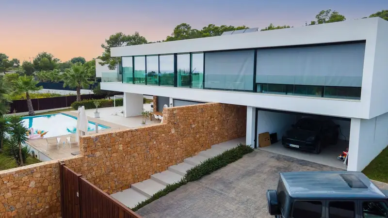 Villa de Lujo en Ibiza con Piscina Climatizada y Acceso al Mar