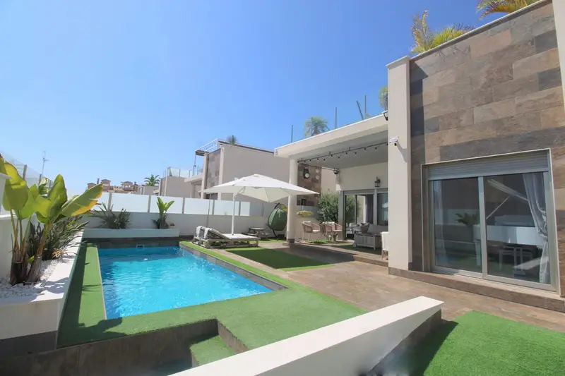 Villa 5 Dormitorios Villamartin Piscina Privada
