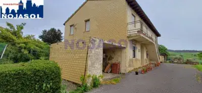 Chalet en Meruelo con 2 Apartamentos y 850m2 de Parcela
