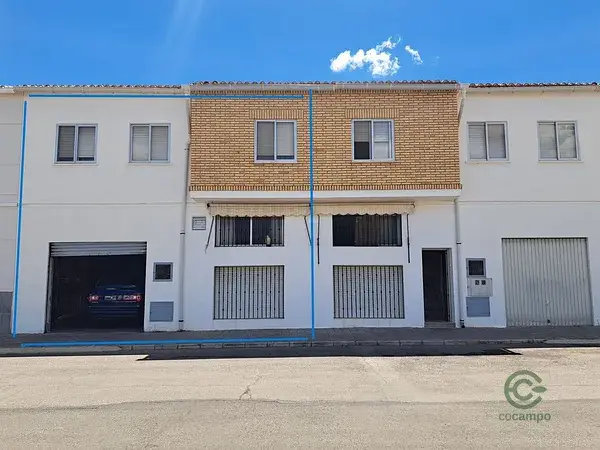 Casa adosada en Utiel con garaje y terraza para familias