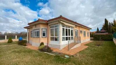 Chalet en venta: 4 dormitorios, jardin, merendero con chimenea