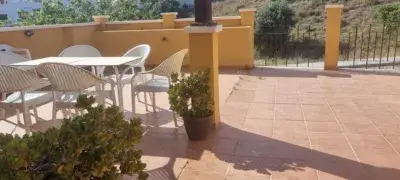 Casa Adosada en Mezquitilla con Solarium y Pistas Deportivas