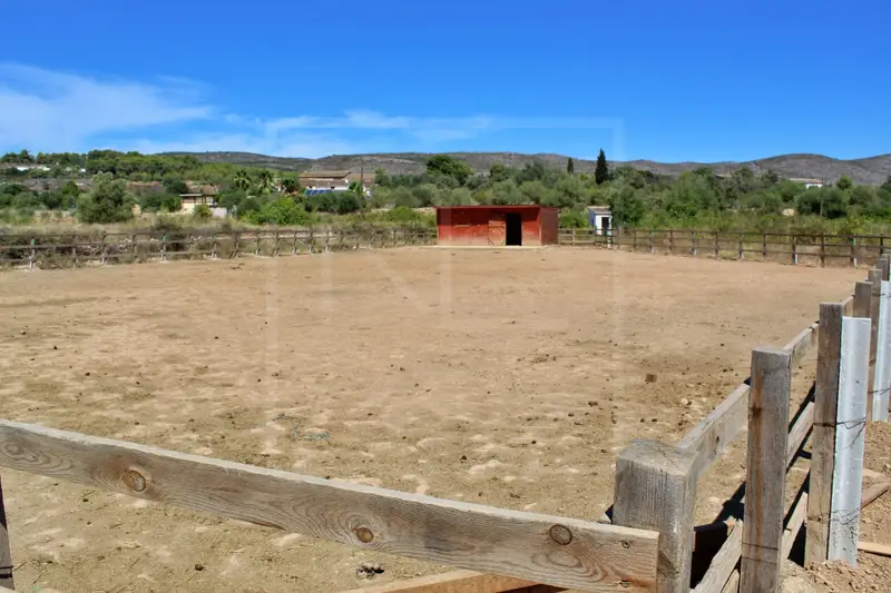 Terreno en Venta Benissa: Gran Parcela con Permiso de Obras