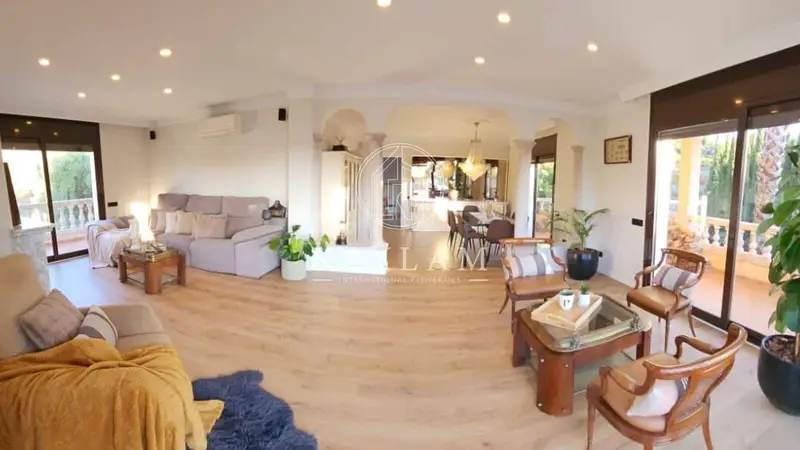 Chalet de Lujo en Venta 4 Dormitorios Piscina Jacuzzi