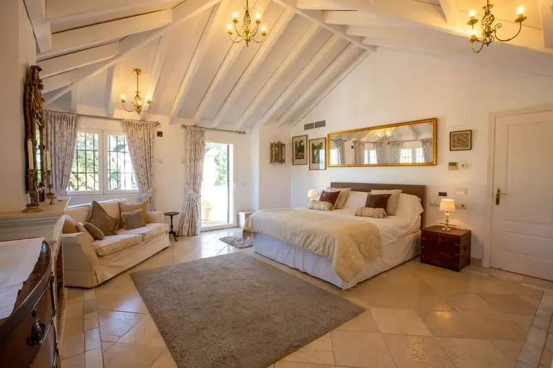 Villa de Lujo en Sotogrande con Vistas a la Montaña